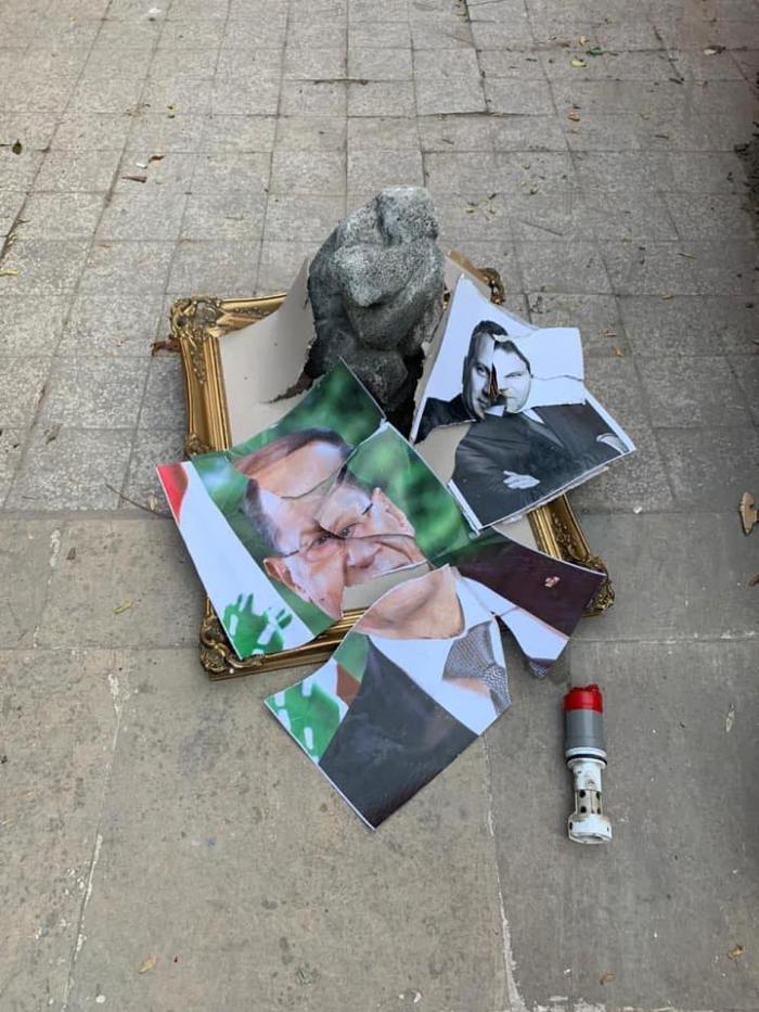 A smashed picture of Lebanese politicians - 8 August 2020